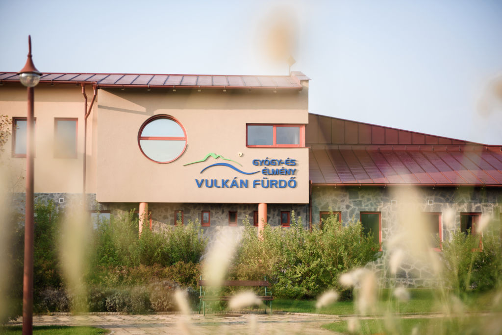 vulkán fürdő épületfront, felirattal