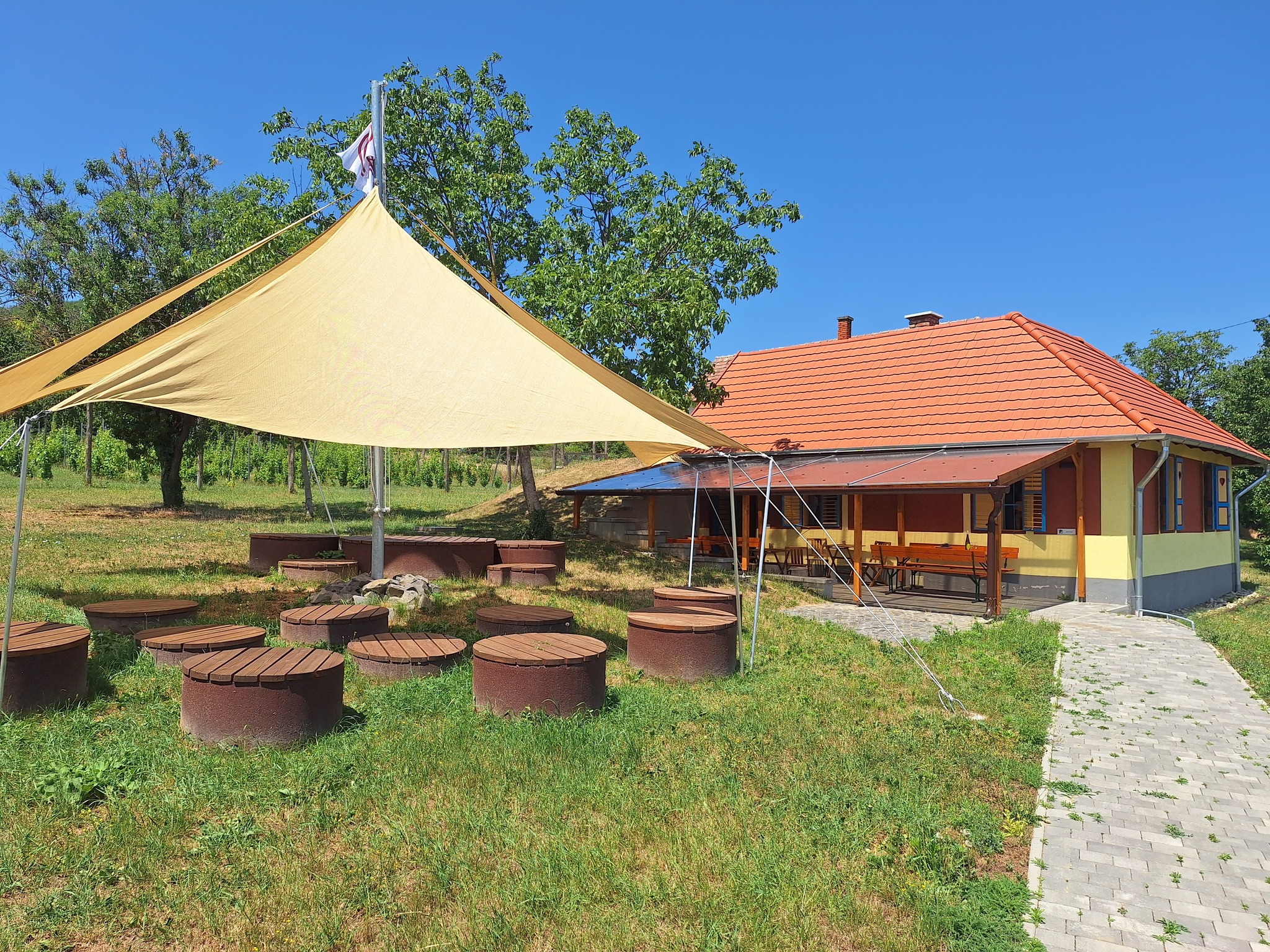 A Szív Pince külső vendégtere a Ság hegyen, ahol egy hangulatos borospince épülete és egy rendezett, füves udvar látható. A pihenőkertben egy nagy napvitorla, alatta pedig kerek fa ülőkék biztosítanak helyet a vendégeknek. A pince melletti teraszon padok és asztalok várják a látogatókat.