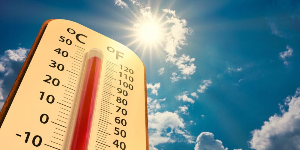 A képen egy hőmérő látszik, tűző nap előtt, a higanyszál a maximumon van, nagyon meleget mutat. A kép a hőségriadó felhívását illusztrálja.